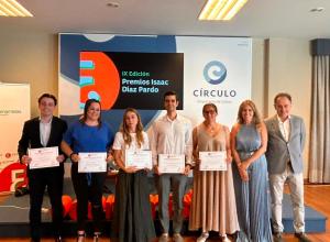 Imagen de los participantes con la decana y el vicedecano